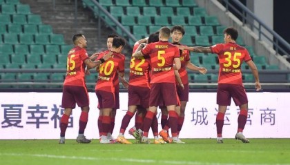 开云体育官方网站-【中超综述】焦点战沪粤闷平 山东泰山绝杀静待夺冠