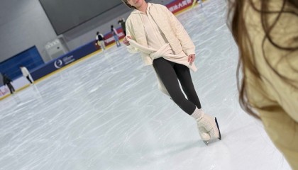 开云体育网页登陆-张丹晒花样滑冰训练与带娃日常|冬奥会|拍摄_新浪新闻