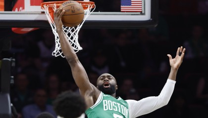 火力全开！杰伦·布朗半场15投7中&amp;三分3中2 拿下17分9板1助1断